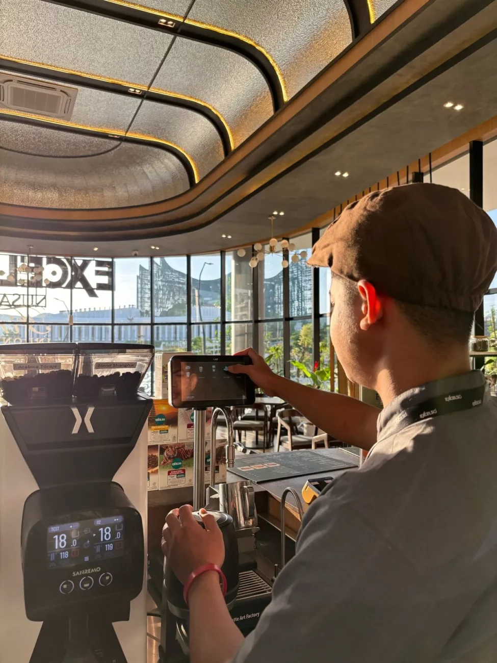 Societe cafe Latte Art Factory Reza using the machine